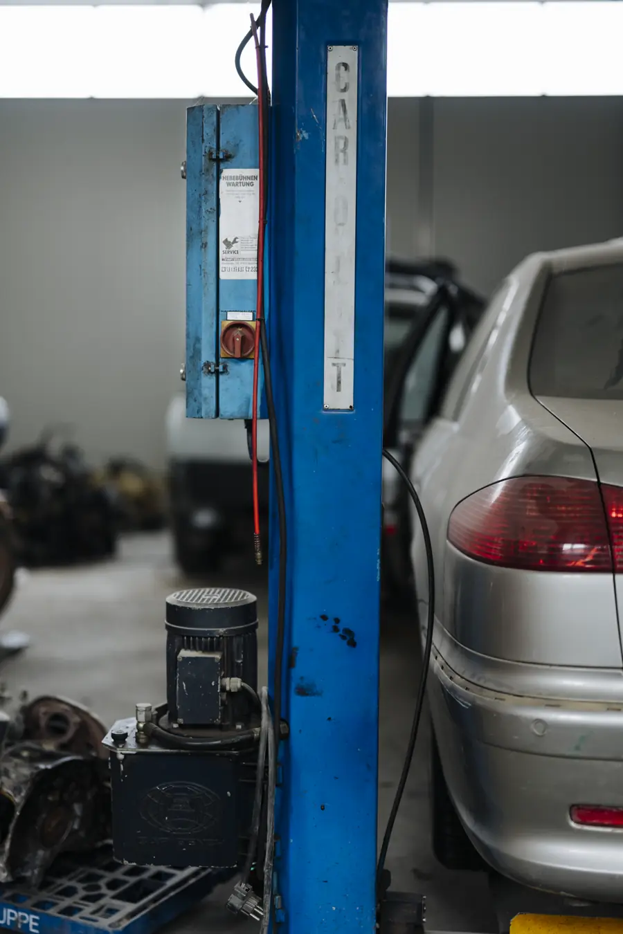 Mașină ridicată pe elevatorul din atelierul auto